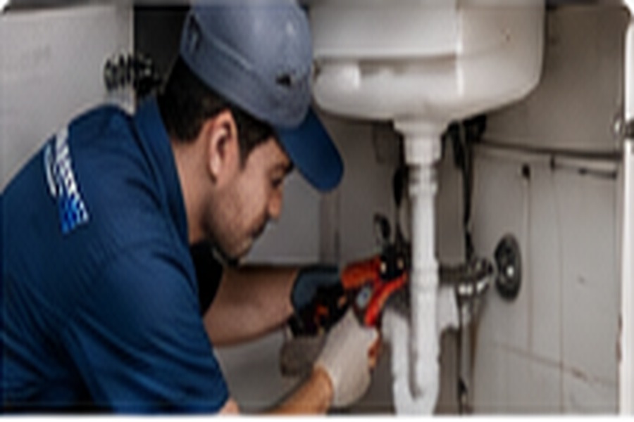 Técnico realizando trabajos de plomería